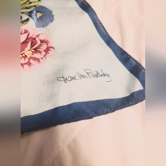 ⭐️LUXURY HOST PICK⭐️ Diane Von Furstenberg silk scarf size 58x11 - Picture 3 of 7